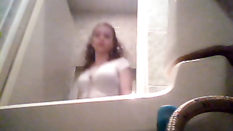 Skinny beauty in a skirt pees in spycam video