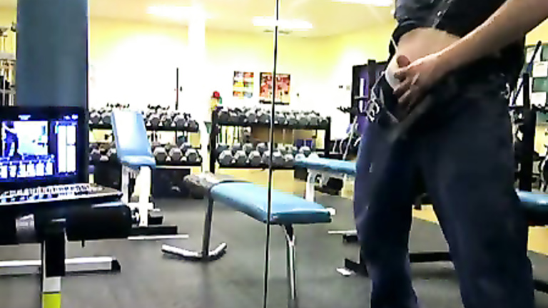 Dude pissing on the gym mirror and filming it