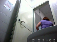 Fat ass women pissing in hidden camera video