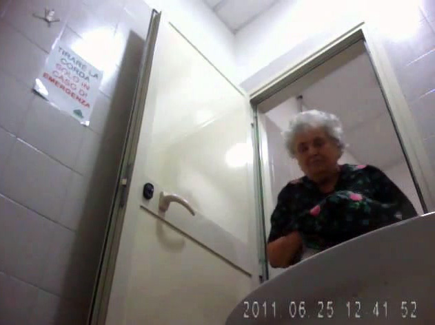 spy granny voyeur piss wc