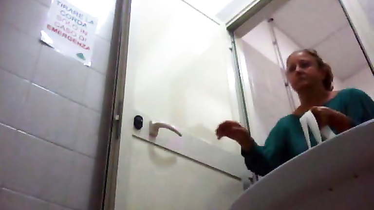 Big butt old lady goes to the lavatory on camera