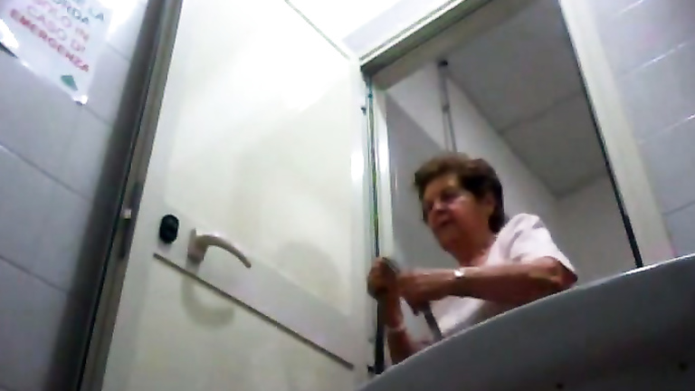 Old granny pees and wipes her pussy clean