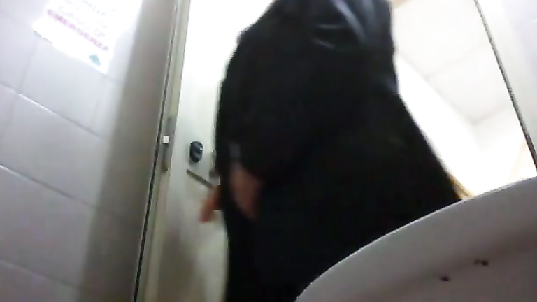 Mature female with big butt produces pee on hidden cam