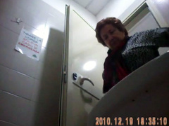 Italian mature sits on public toilet and goes pee