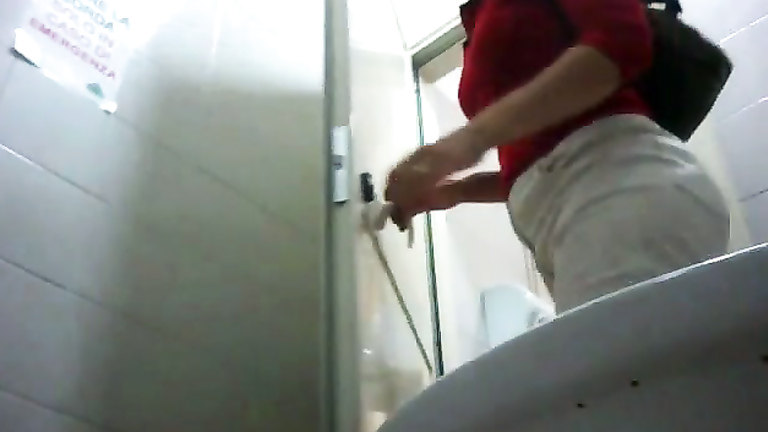 Tight ass milf peeing in hidden camera video
