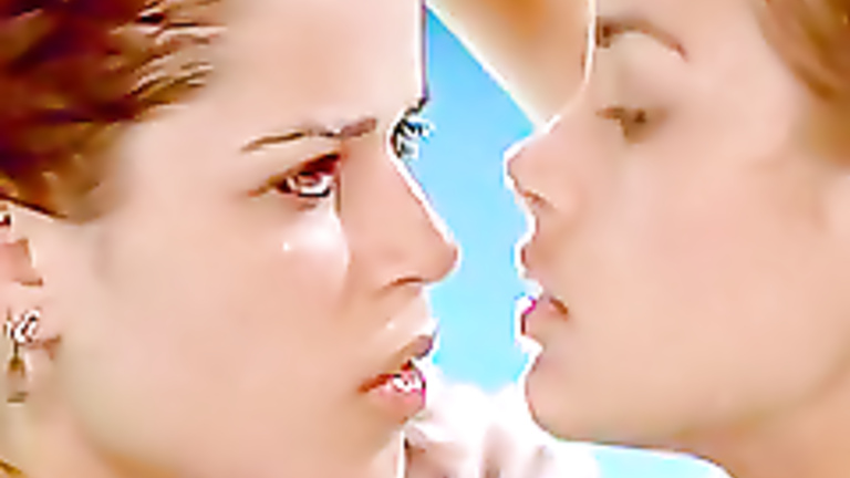 Denise Richards kissing Neve Campbell in a pool