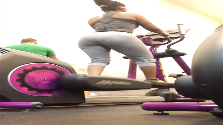 Bootylicious fatty makes her butt bounce on a workout machine