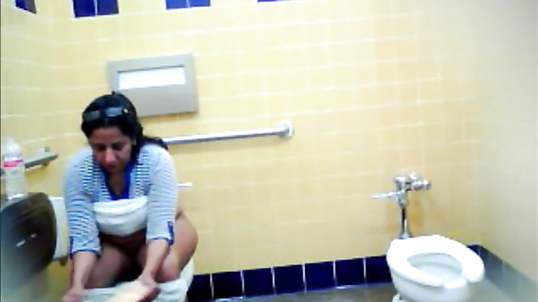Mexican woman wiped her hole with tissues after peeing