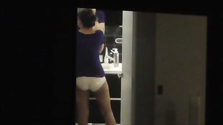 Nice-looking neighbor appears butt naked in the kitchen voyeurstyle pic