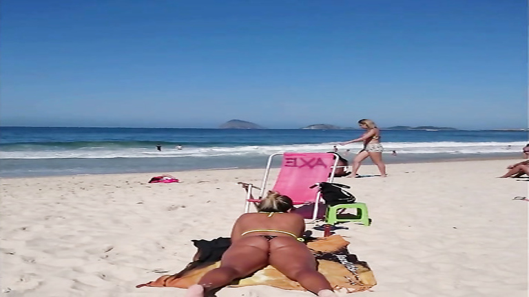 Tanned cutie has her big butt recorded on the beach of Rio de Janeiro