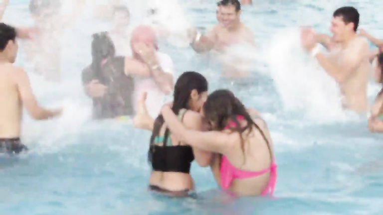 Latina couple enjoys copulating in the middle of a public pool