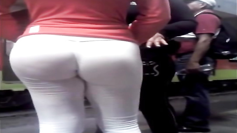 Massive buttocks bounce around in a really tight sweatpants