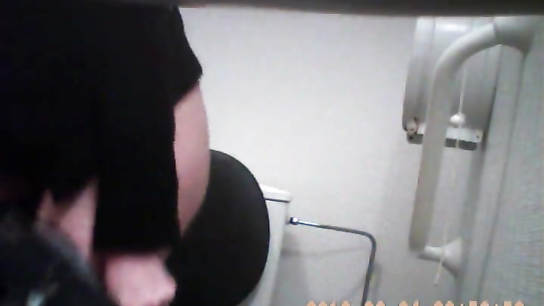 College chick gets recorded peeing on the toilet