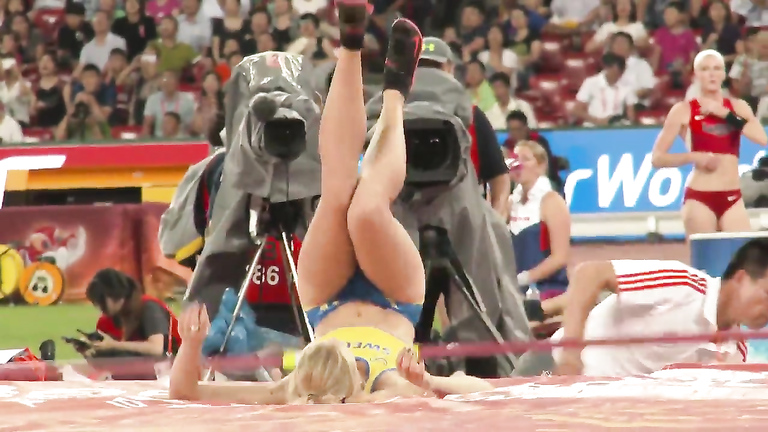 Sexy sportswoman with a big butt does pole vaulting