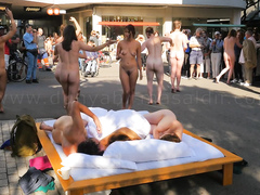 Amazing nudist performance in the middle of the street