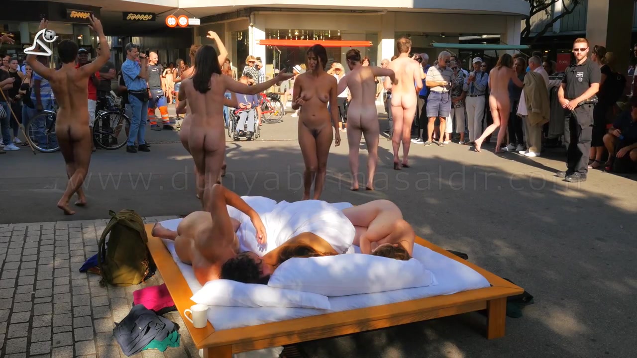 Amazing nudist performance in the middle of the street voyeurstyle