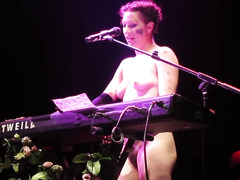 Wicked singer goes naked during her performance