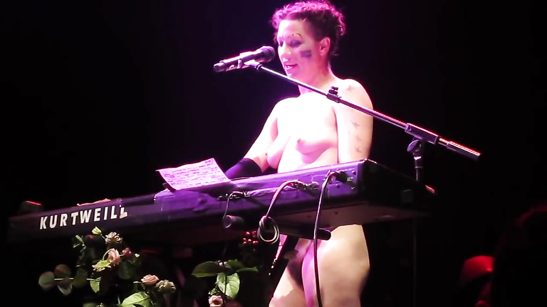 Wicked singer goes naked during her performance