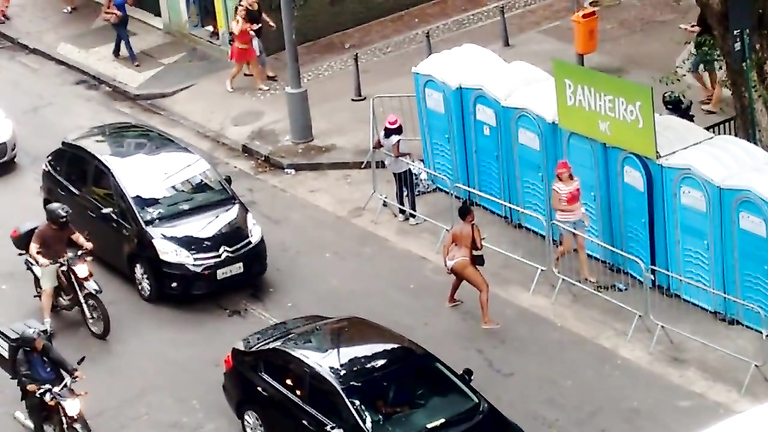 Shameless Brazilian woman urinates in the middle of the road