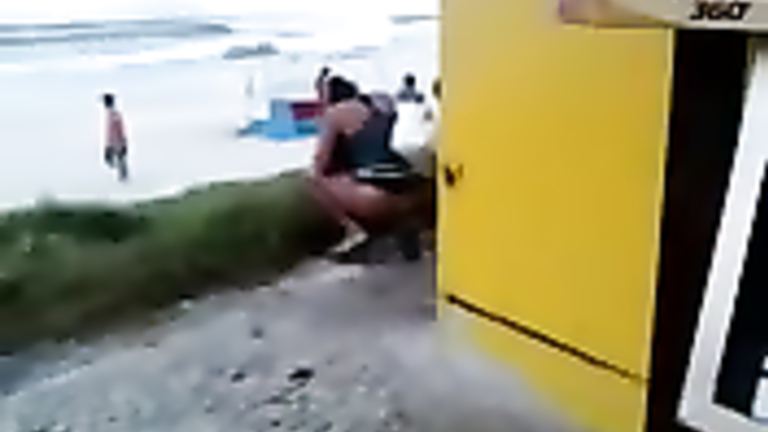 Desperate chick with big booty pees behind a building