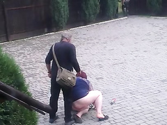 Drunk woman can't get up on her feet!