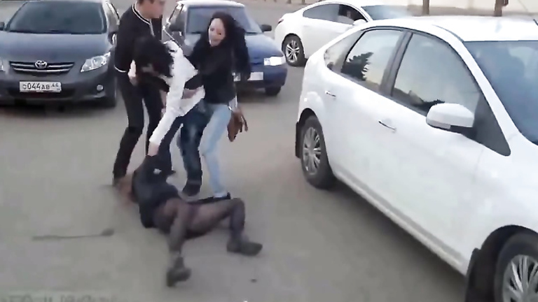 Russian chicks getting into a crazy fight