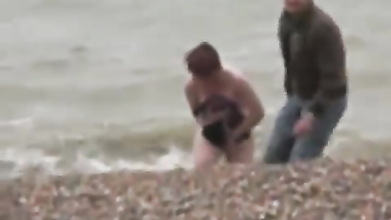 Brave wife runs into the sea without clothes