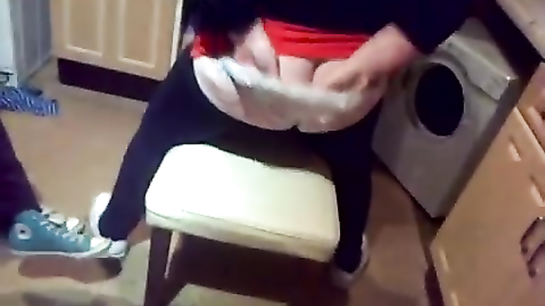 Blonde fattie tries to twerk with her bum