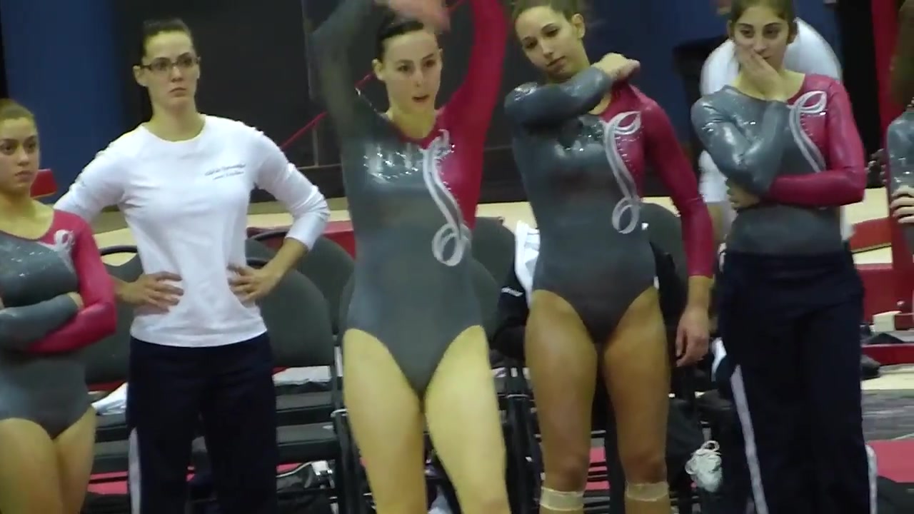 Delicious gymnast with big ass performs some amazing moves voyeurstyle