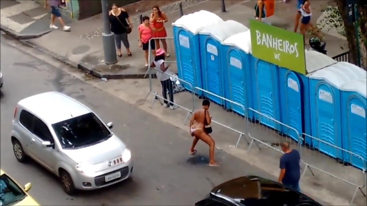 Shameless woman pisses on the central road of Sao Paulo voyeurstyle