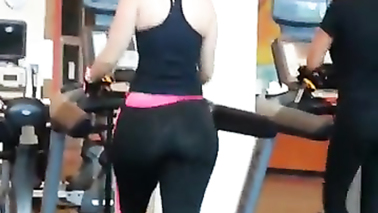 Demoiselle with a huge bum at the gym