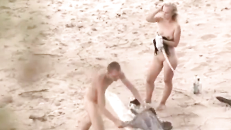 Succulent girlfriend decides to have sex on the Crimean beach