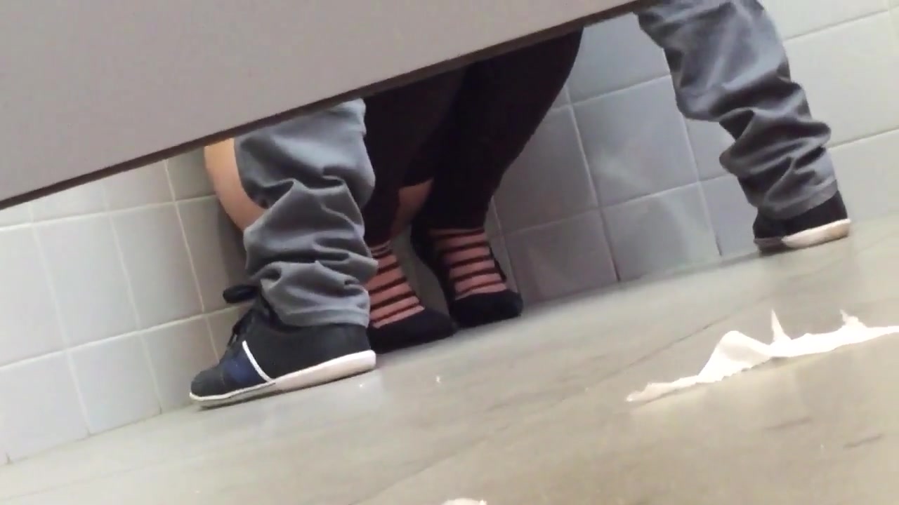 girls restroom stall cam voyeur