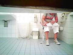 Chubby hussy gets recorded piddling in the ladies room