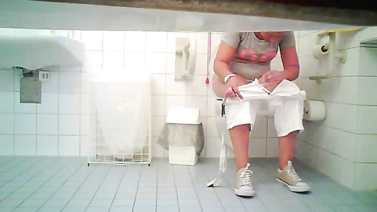 Chubby hussy gets recorded piddling in the ladies room