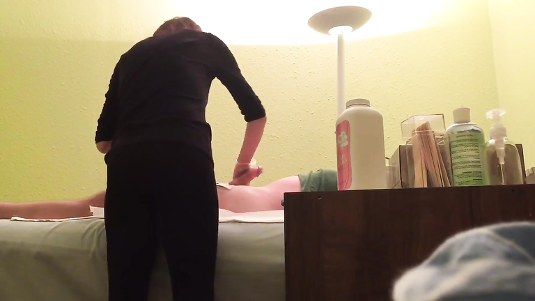 Hidden cam reveals a wax master giving handjob to horny client