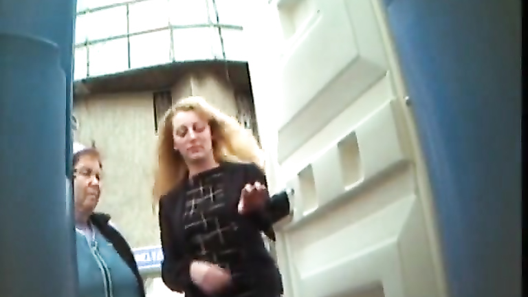 Blonde lady filmed when urinating in perfect details