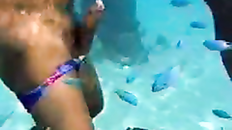 Snorkeling blonde hottie blows her friend underwater