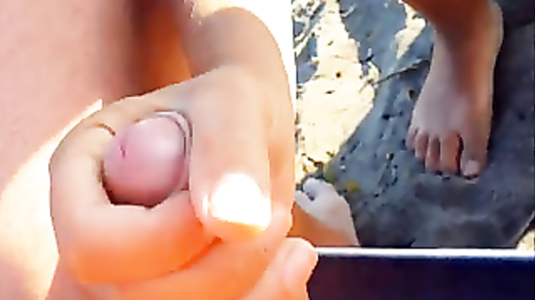 Girlfriend gives me an amazing blowjob at the beach