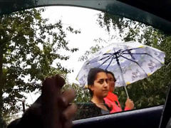 Two girls see him jacking in the car