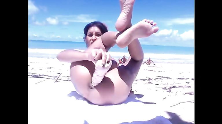 Bikini cutie plays with a dildo during beach webcam show