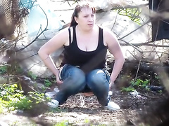 Curvy chick takes a powerful pee in the park
