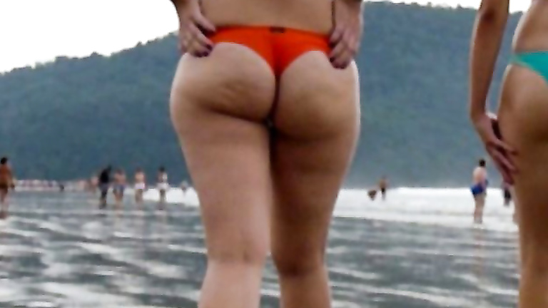 Amazing booty I followed on the beach