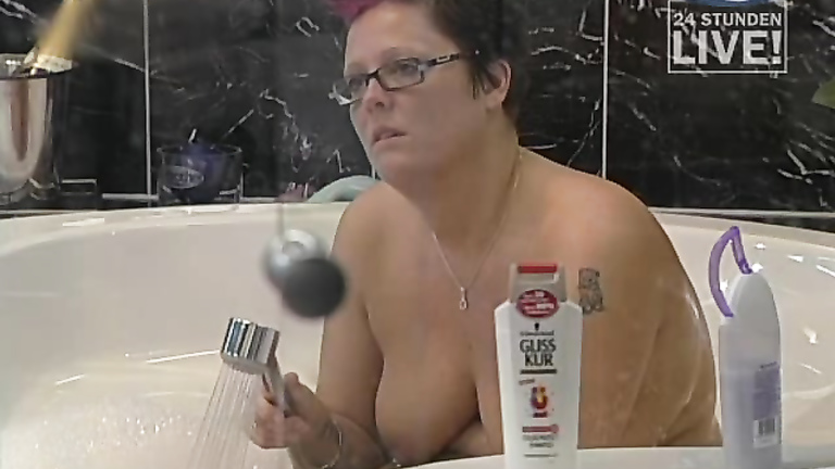 Curvy Big Brother contestant bathes topless