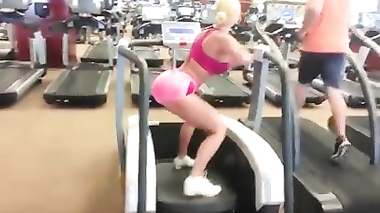 Perfect babe working out her beautiful booty
