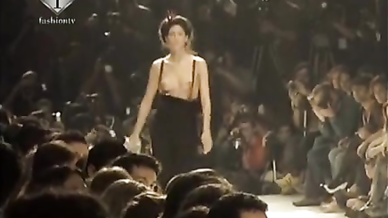 Supermodels show naked tits on the runway |