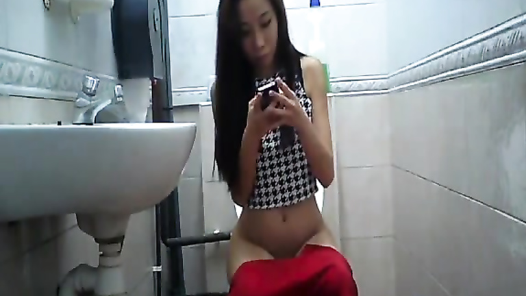 Asian ho pisses in toilet