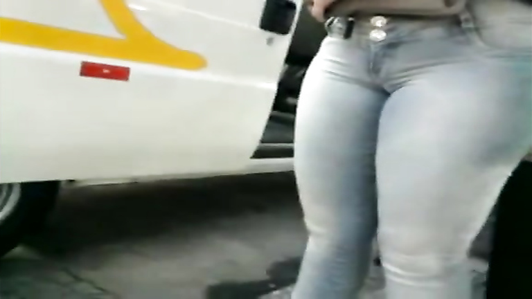 Yummy camel toe at the bus station