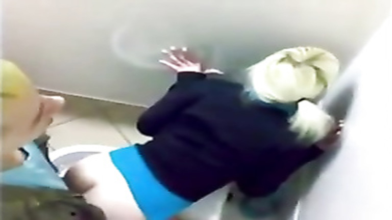 amateur blowing bbc in public toilet