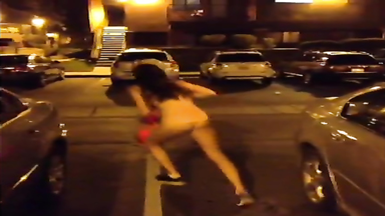 Chick goes nude on the parking lot